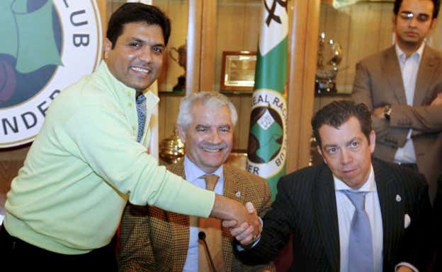 Jacobo Montalvo da la mano Ali Syed, en presencia de Pernía, tras vender sus acciones.  AGENCIA