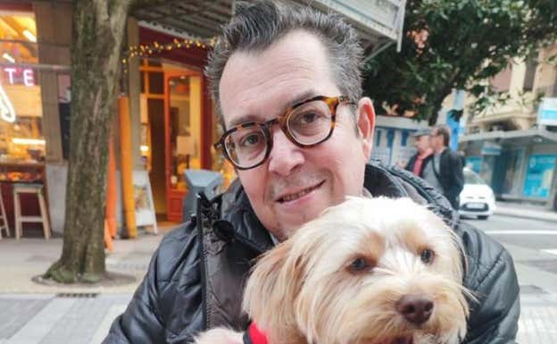 Jacobo Montalvo, con su perro, en Santander.