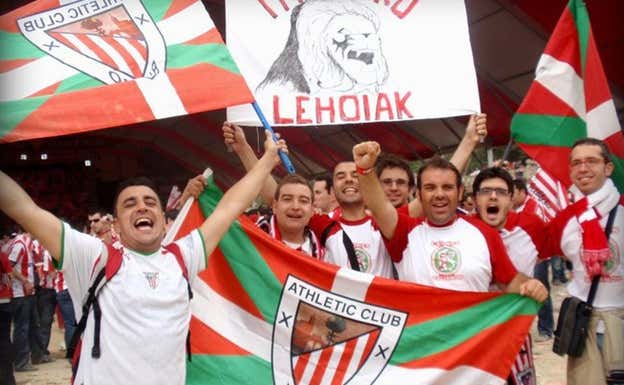 Miembros de la peña en un viaje a animar al cuadro vasco. Cedida