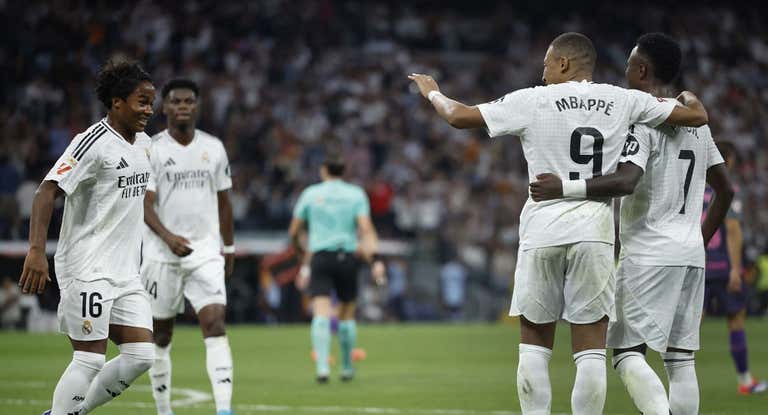 Endrick se acerca a Mbappé y Vinicius Jr. para festejar un gol del Madrid. El joven delantero brasileño podría ser titular contra el Alavés.