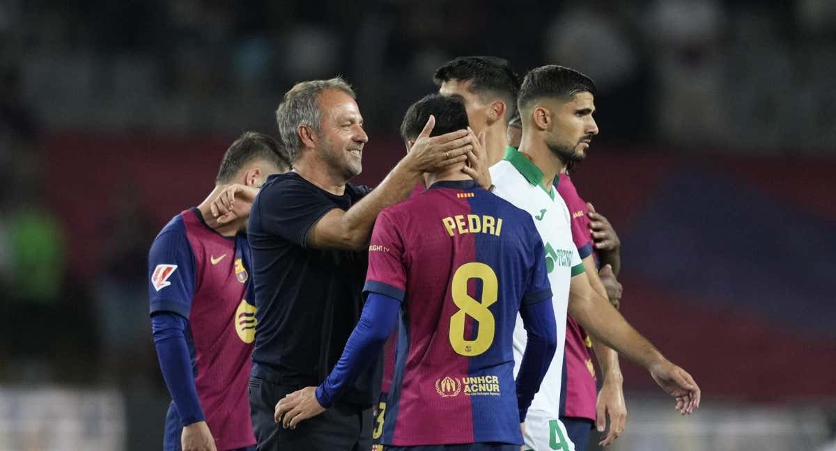Hansi Flick felicita a Pedri tras la victoria ante el Getafe.
