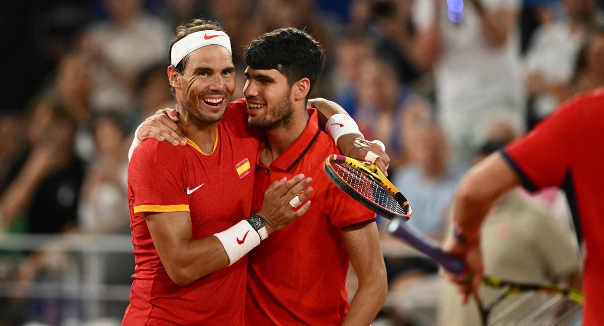 Rafa Nadal y Carlos Alcaraz durante un partodo en los Juegos Olímpicos de París.