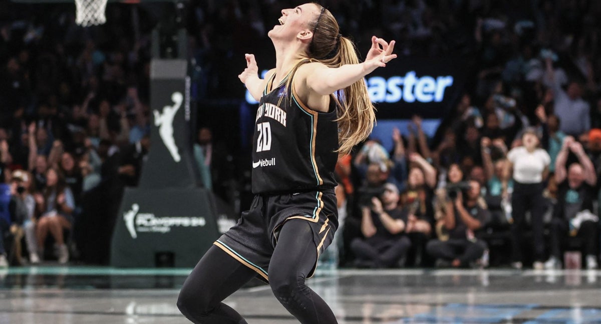 Sabrina Ionescu celebra un triple en su último partido ante las Atlanta Dream.