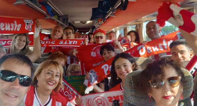 La Peña Deusto llega a Roma tras dos noches en bus litera con plena ‘felicità’ y animando desde primera hora