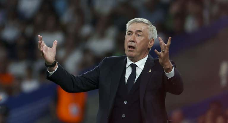 Ancelotti se queja durante el partido entre el Real Madrid y el Alavés.