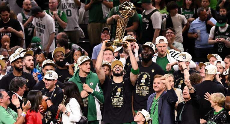 Tatum levanta el trofeo de la NBA.