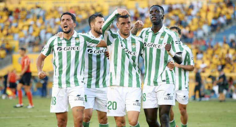 Giovani Lo Celso señala a Assane Diao por la asistencia de gol.