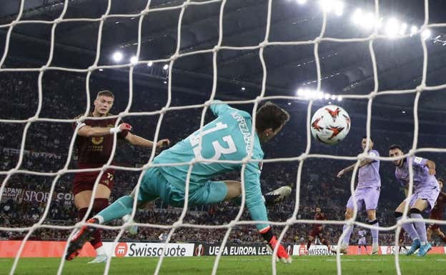 Dovbyk remata a gol para adelantar al conjunto italiano.  Reuters