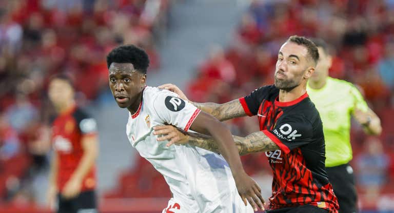 Lokonga durante su debut oficial con el Sevilla.