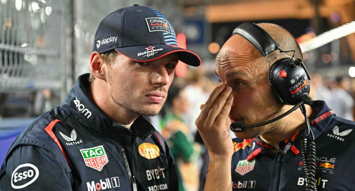Max Verstappen, con su ingeniero.