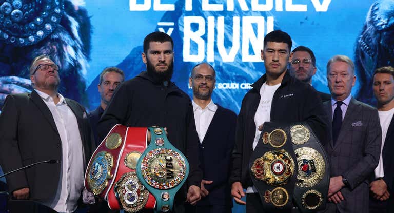 Artur Beterbiev y Dmitry Bivol en la rueda de prensa previa a su combate.