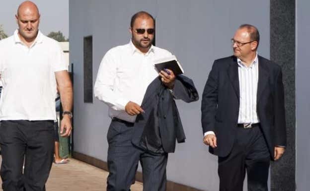 Carlos Bucero, en el medio, entre Roberto Rïos y Pepe Mel, en su etapa en el Betis.  ABC