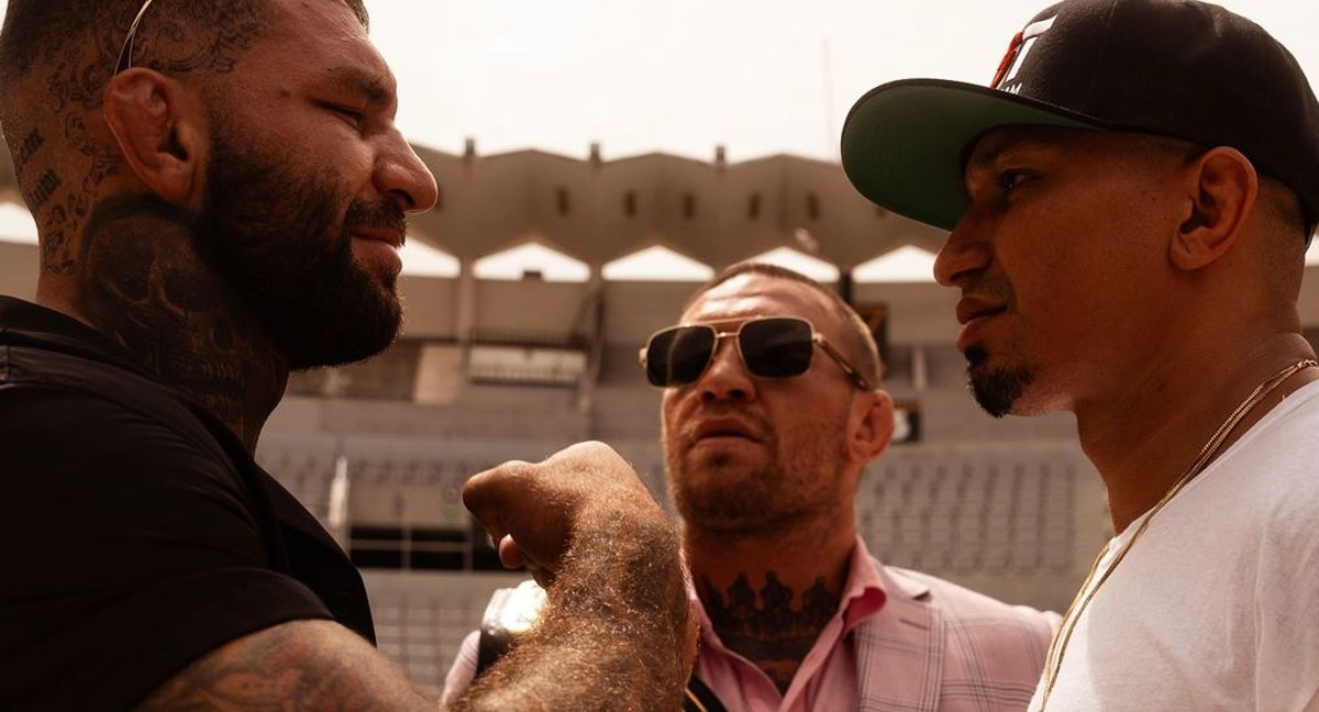 Conor McGregor supervisa el careo entre Tenaglia y Soto.