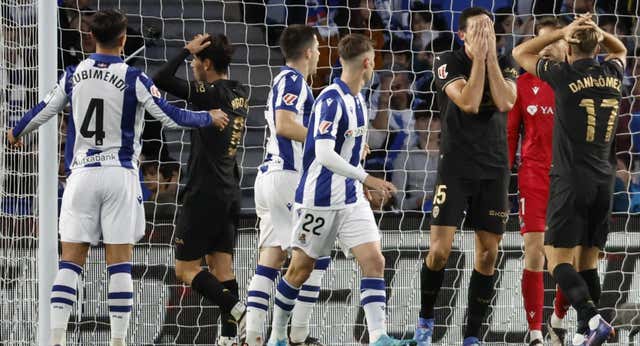 Baraja al límite, enfadadísimo y negando en el banquillo: «¡Ya está bien!»