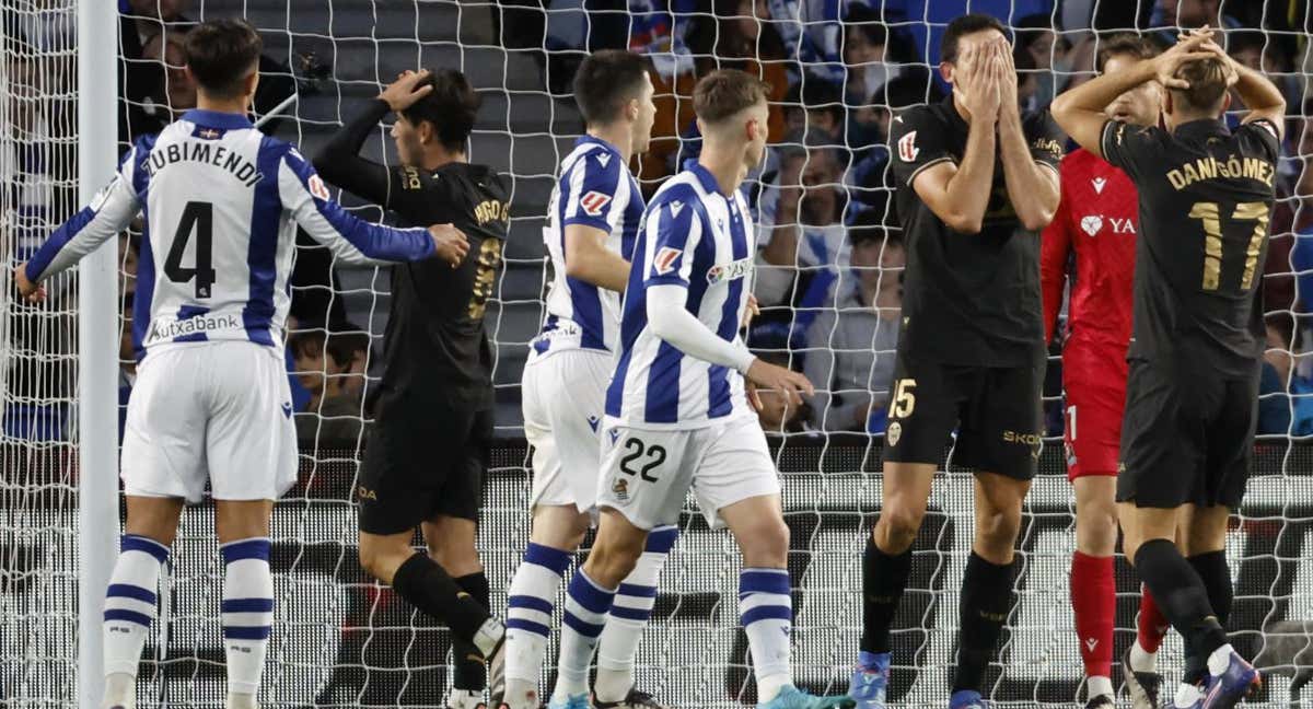 Los jugadores del Valencia se lamentan de una ocasión.