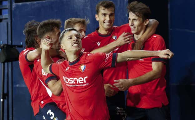 El andaluz celebra con rabia el primer gol después de ser abrazado por sus compañeros.  EFE