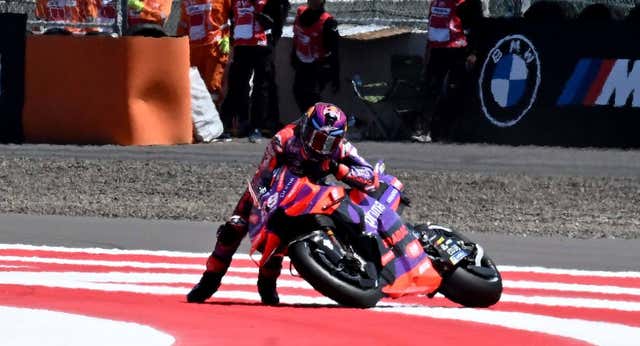 Pecco Bagnaia aprovecha una caída de Jorge Martín y aprieta el Mundial pese a la remontada de Márquez