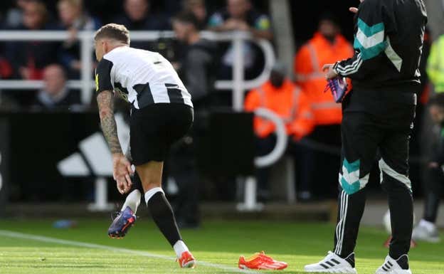 Trippier durante el cambio de botas.  REUTERS
