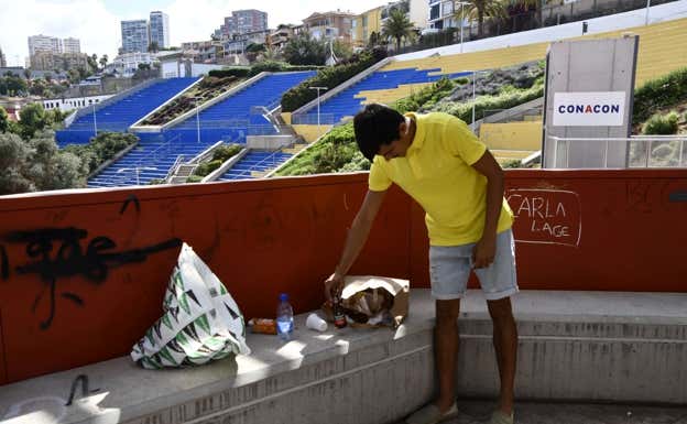 Camilo limpiando el estadio. RELEVO