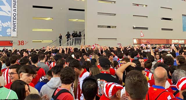 Cánticos de la afición del Atlético a Vinicius: ‘¡Es diferente!’