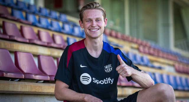 Frenkie De Jong rompe el silencio y pasa al ataque: «Ni cobro 37 millones ni me he negado a operarme»