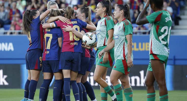 Las jugadoras del Granada lamenta un gol encajado mientras las futbolistas del Barça celebran en el último partido disputado en el Johan Cruyff.