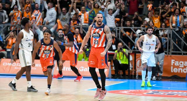 Barrueta hace historia para el debutante Leyma Coruña con un estratosférico 3+1 que tumba al Real Madrid