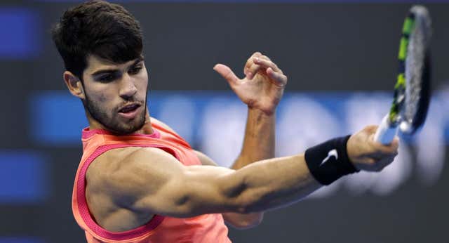 Carlos Alcaraz gana, pisa las semifinales en Pekín y será número dos del mundo