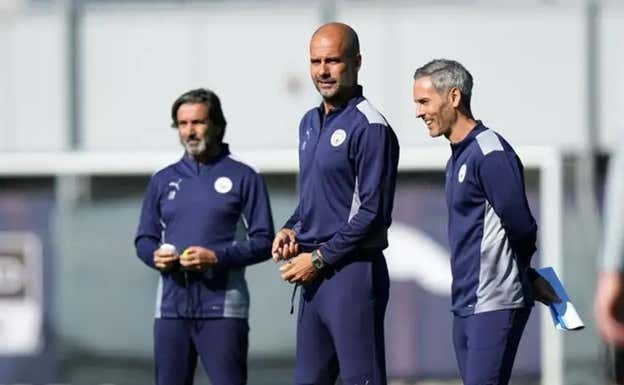 Pep Guardiola y Carlos Vicens (derecha), en un entrenamiento del Manchester City. Getty Images