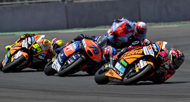Fermín Aldeguer, Ai Ogura y Alonso López, durante la carrera de Moto2 en Mandalika.
