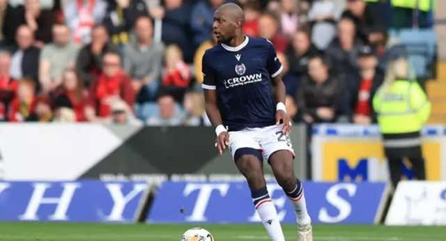 Un jugador del Dundee sufre un shock anafiláctico en el descanso de un partido: “Tuvimos que sacar a sus compañeros del vestuario”