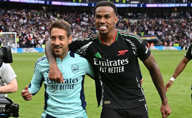 Nicolas Jover y Gabriel Magalhaes, tras ganar al Tottenham. Getty Images
