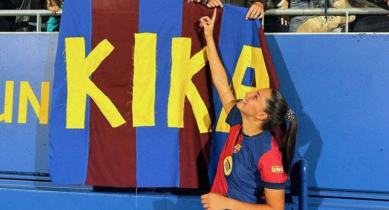 Kika Nazareth, jugadora del Barça, posa con unas fans con una pancarta con su nombre en el último partido de Liga F ante el Granada en el estadio Johan Cruyff.