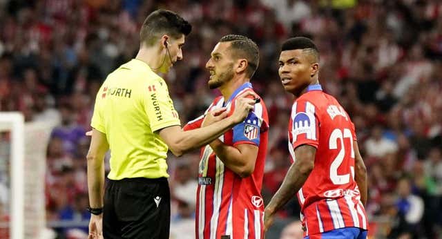 Ni el «va a ser peor» de Modric inmutó a Busquets Ferrer en una exhibición del árbitro