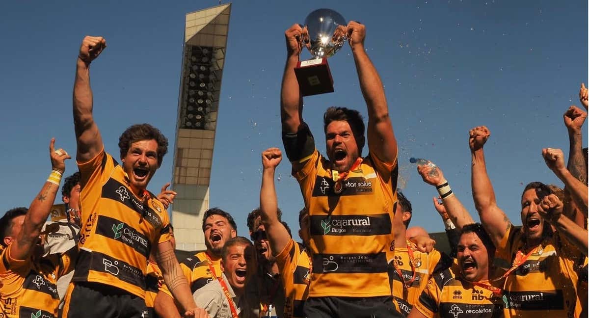 Recoletas Burgos Caja Rural levanta la copa de Supercampeón de España.