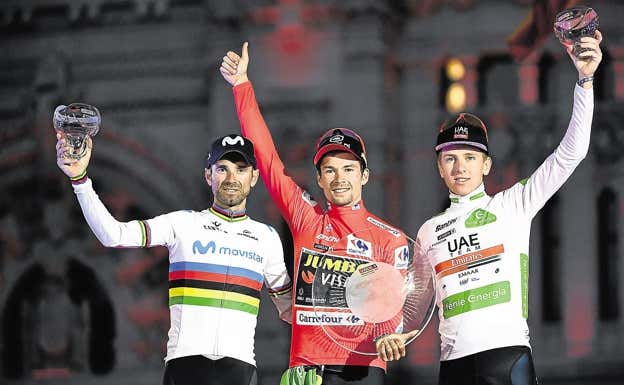 Valverde y los eslovenos Roglic y Pogacar, en el podio de la Vuelta a España 2019.  AFP