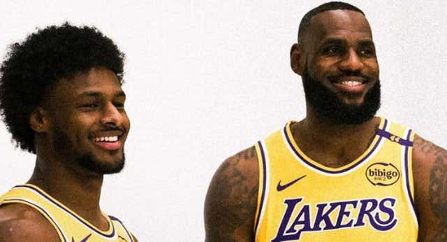 LeBron James, un aviso a la NBA y una foto para la historia del deporte entre el ruido y la «locura» de jugar con su hijo Bronny