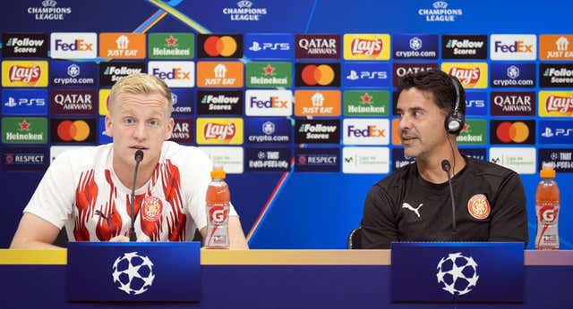 La caricia de Míchel y el «míratelo 20 veces» que explica el éxito del Girona y la apuesta por un Van de Beek que se planteó «dejarlo todo»