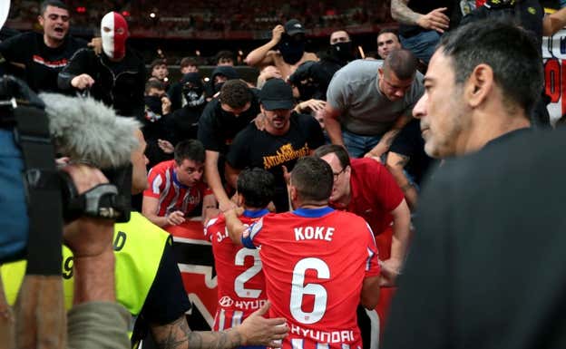 Algunos miembros de Frente Atlético aparecen encapuchados.  GETTY