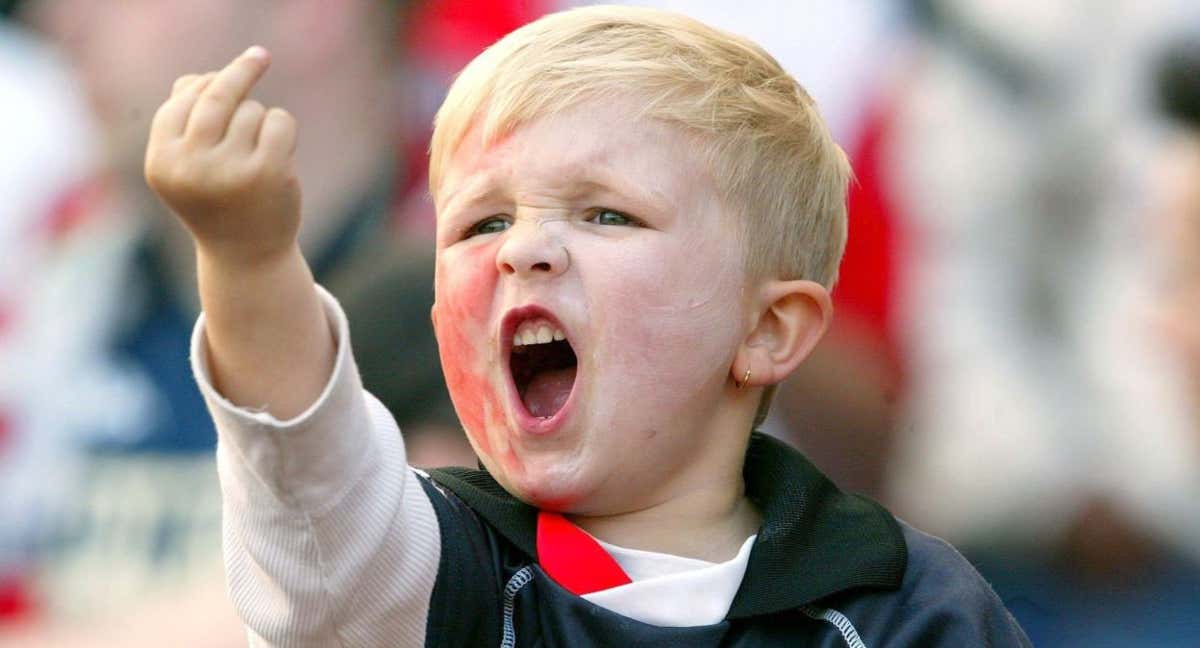 El niño del Feyenoord haciendo una peineta.