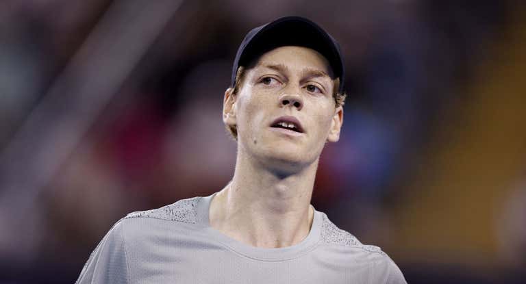 Jannik Sinner durante su partido ante Leheka en el Abierto de China.