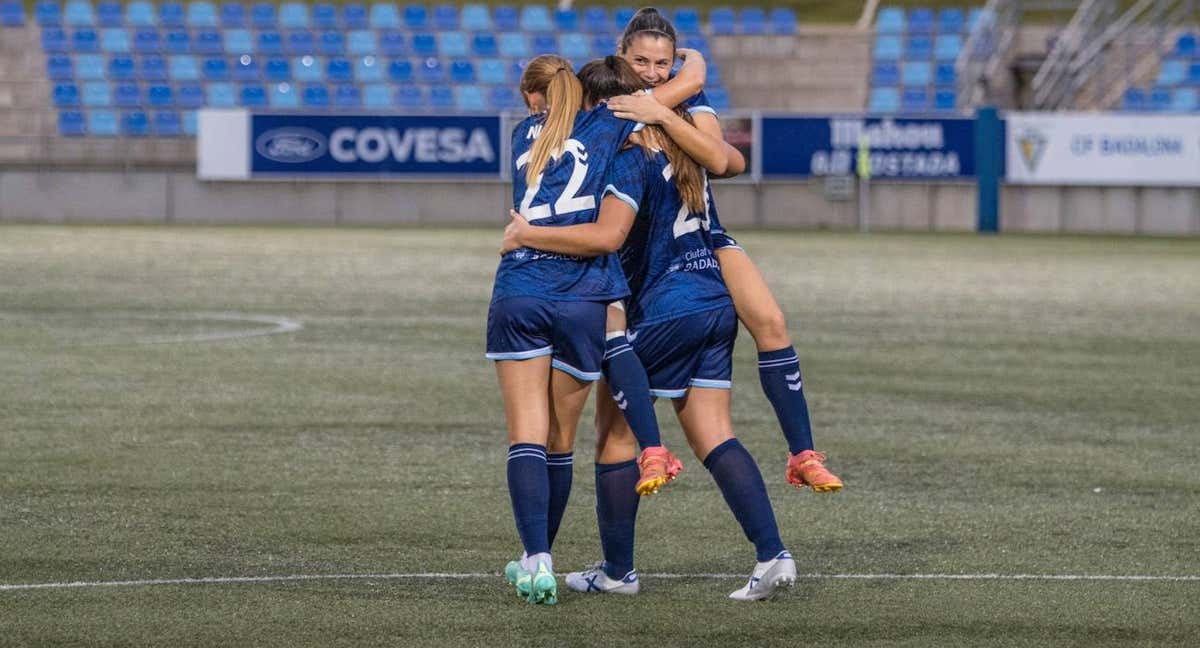 Las futbolistas del Levante Badalona celebran un gol este curso en su estadio.