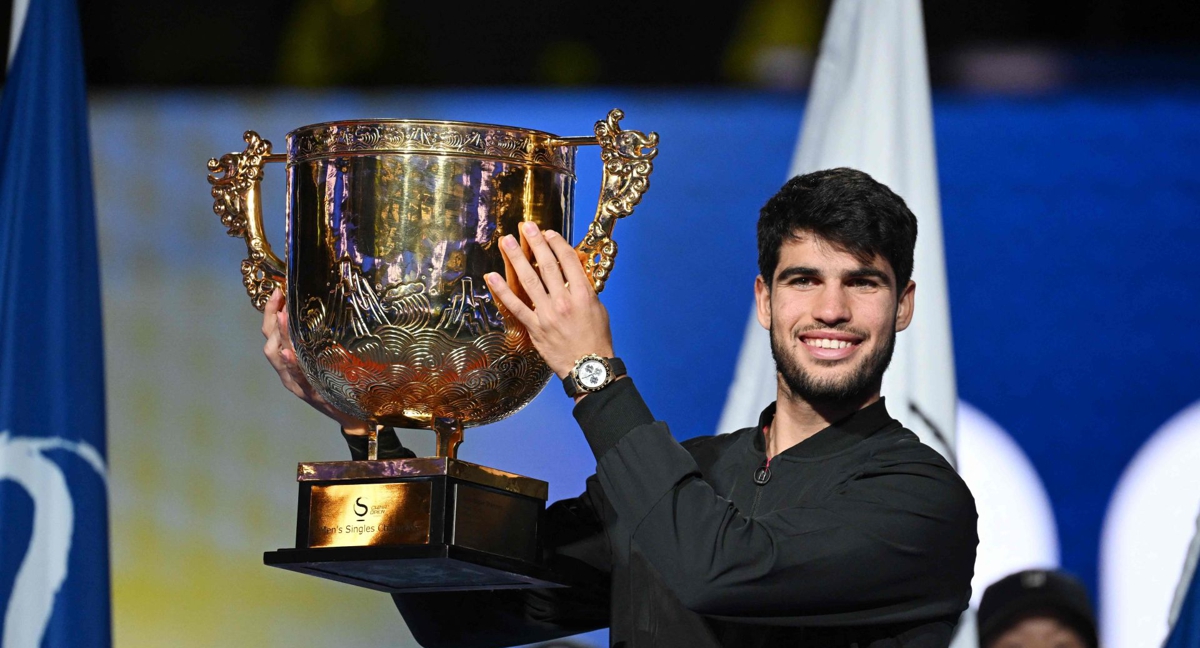 Alcaraz sonríe con el trofeo de Pekín en las manos.