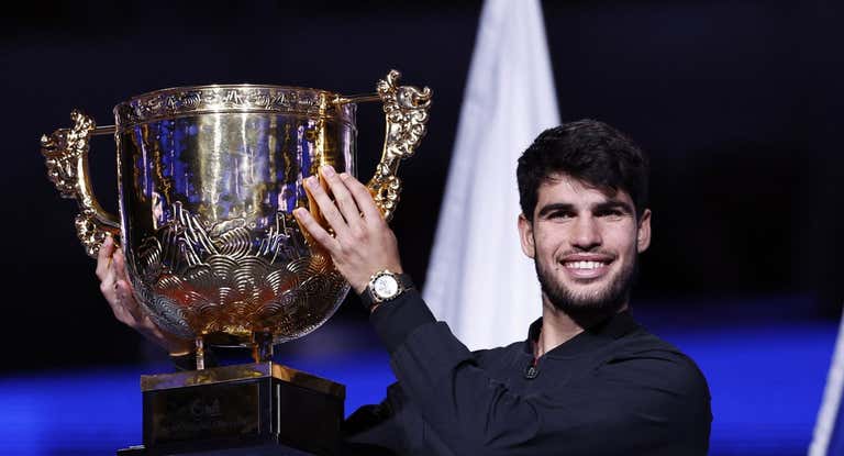 Carlos Alcaraz posa con la copa de campeón de Pekín.
