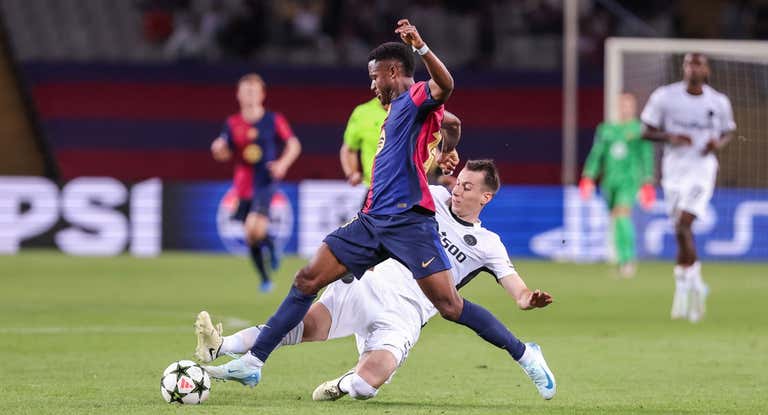 Ansu Fati en la disputa de un balón ante el Young Boys.
