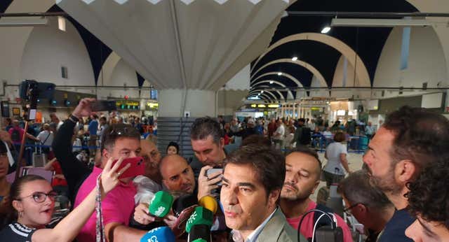 El Betis, rumbo a Polonia para iniciar la Conference de la obligación… con el derbi de fondo: «No sé si somos favoritos, pero vamos con muchas ganas de ganar»