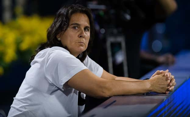 Conchita Martínez viendo un partido. EP