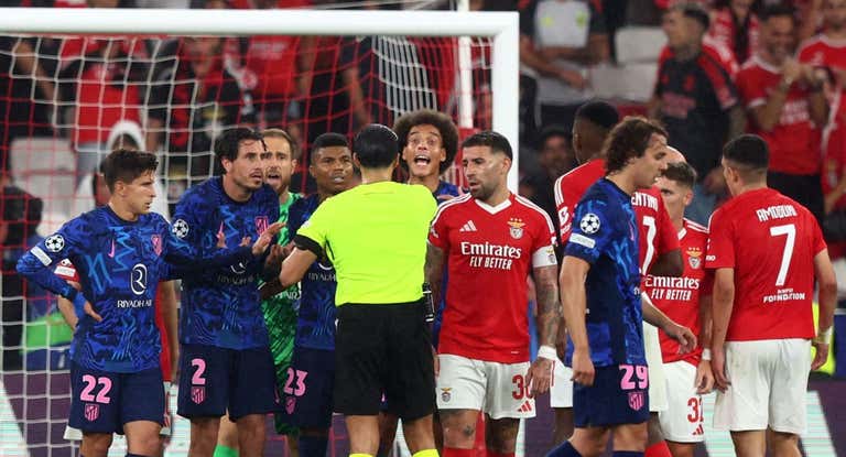 Los jugadores protestan el segundo penalti del partido.