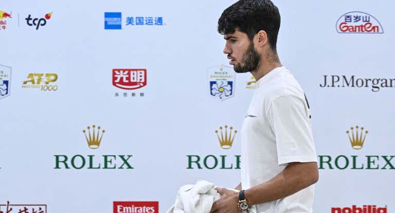 Carlos Alcaraz a su llegada a Shanghai horas después de ganar el Abierto de China.