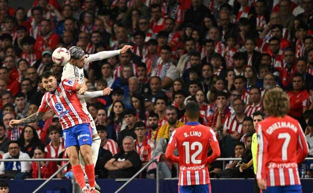 Javi Galán debutó esta temporada ante el Real Madrid.  AFP